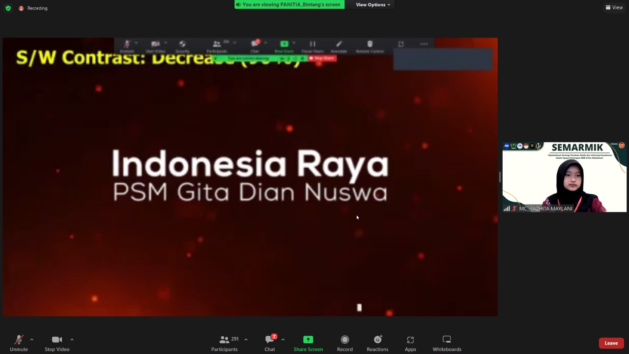 Menyanyikan lagu Indonesia Raya 